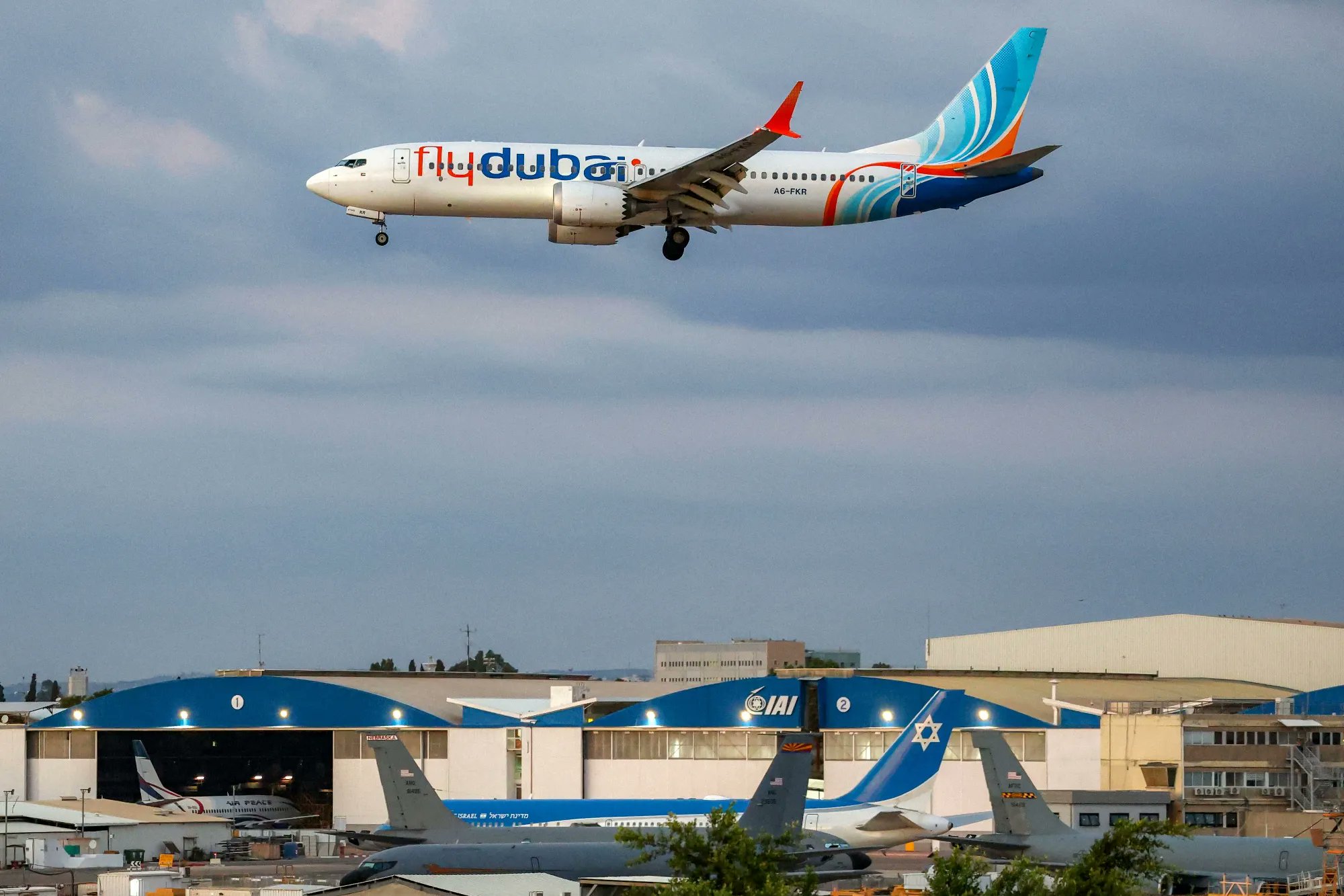 Image in @MarioNawfal's post: 🚨🇦🇪🇮🇱 Are attempted hijackings a coordinated effort?
2 Maldivian pilots working for Flydubai were …