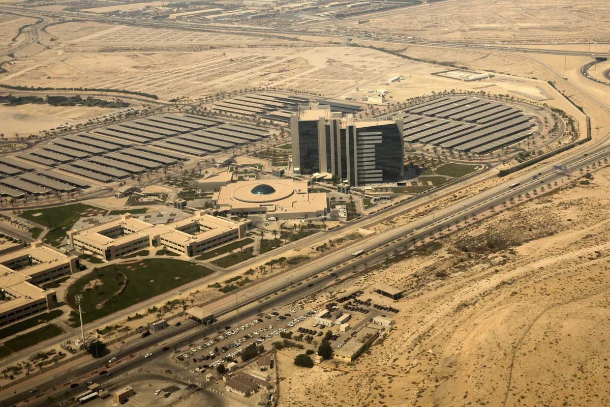Image in @MarioNawfal's post: 🇸🇦🇾🇪 Houthi missiles hit Saudi Aramco's headquarters, setting part of the oil giant's office comple…