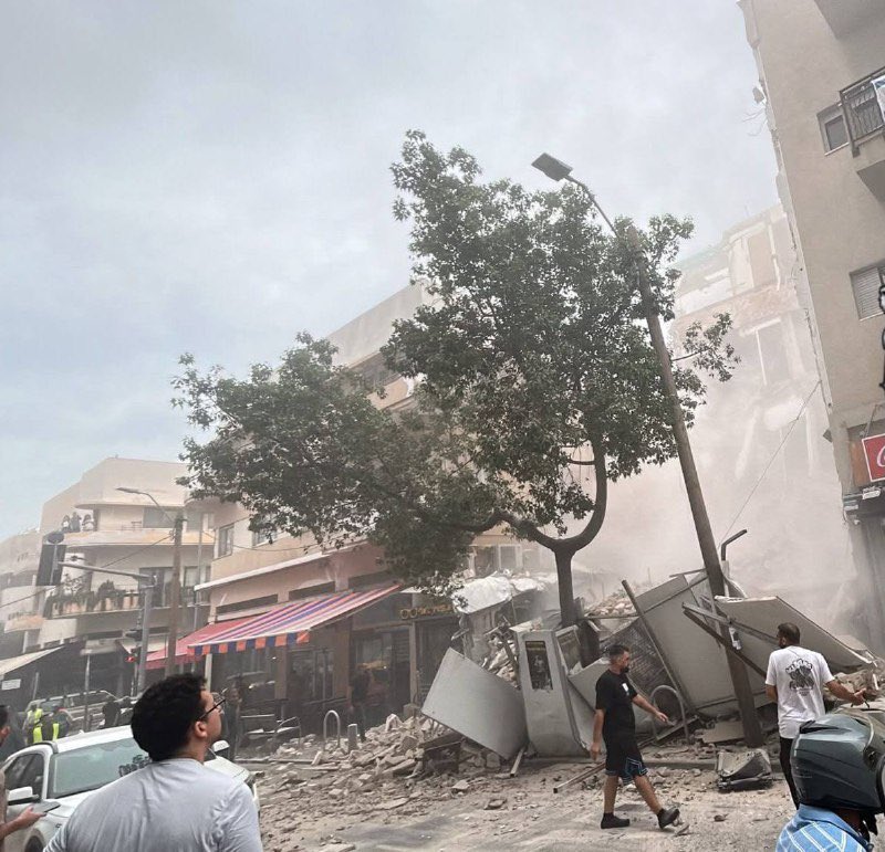 Image in @MarioNawfal's post: 🚨🇮🇱 A building undergoing renovations has COLLAPSED in central Tel Aviv...
3 people have been resc…
