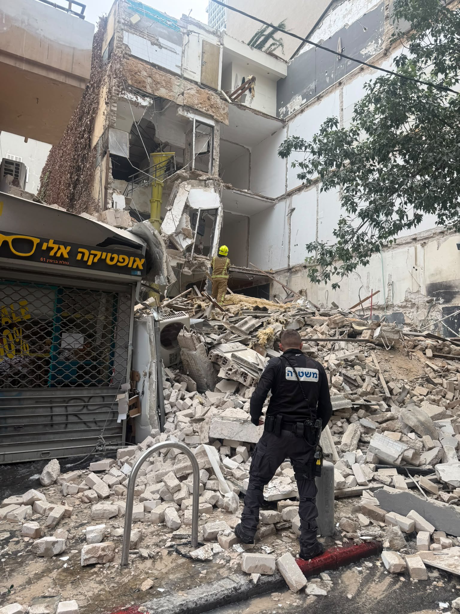 Image in @MarioNawfal's post: 🚨🇮🇱 A building undergoing renovations has COLLAPSED in central Tel Aviv...
3 people have been resc…