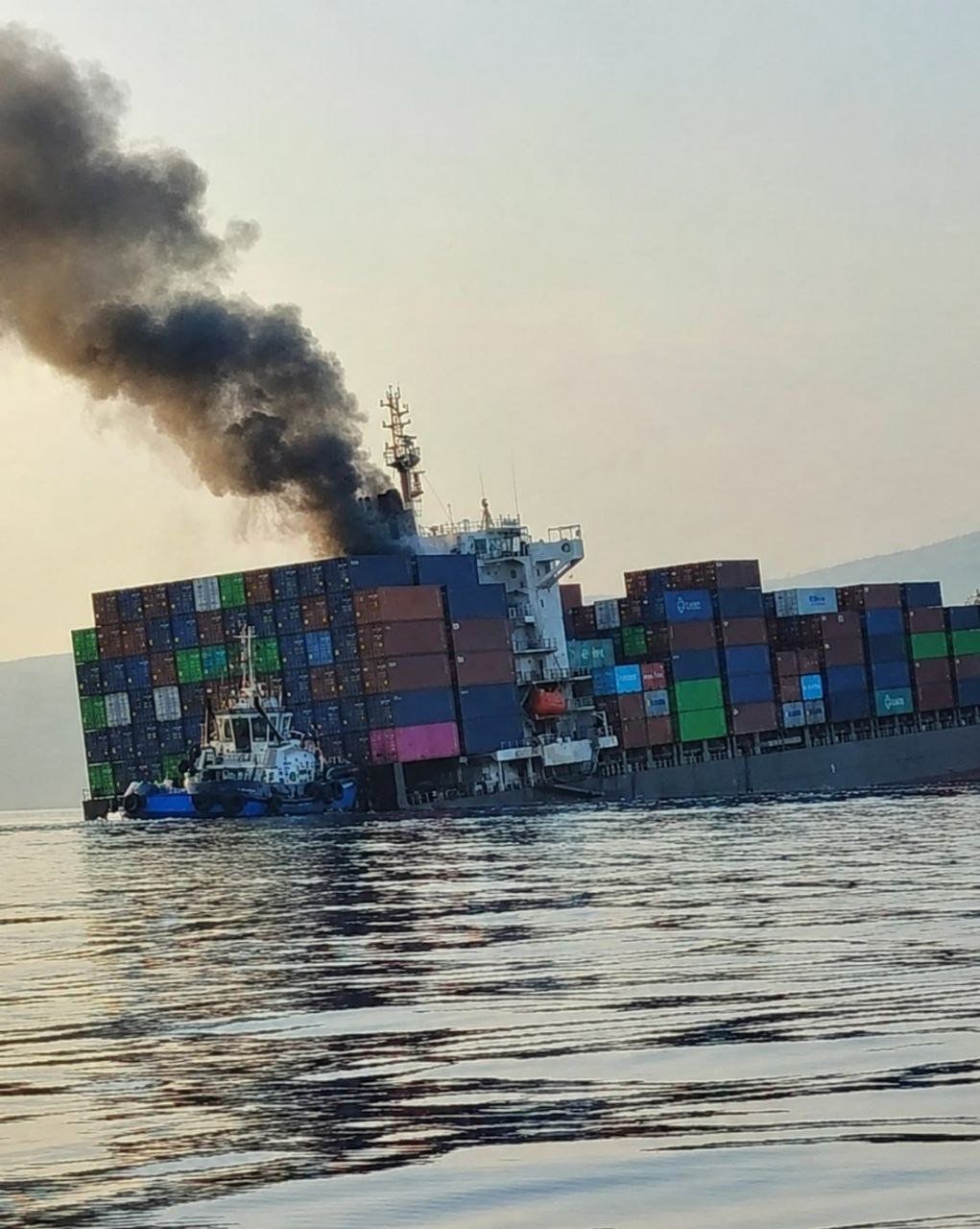 Image in @MarioNawfal's post: 🚨🇮🇷🇦🇪 Iran says a container ship carrying 2,500 containers just SANK in the Strait of Hormuz.
It’s…