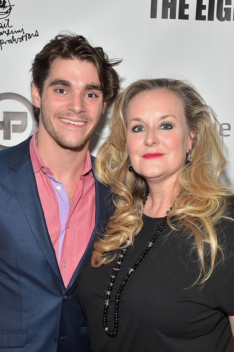 Image in @MarioNawfal's post: 🇺🇸 Breaking Bad actor RJ Mitte reportedly faced an ultimatum from his fiancée shortly before his de…