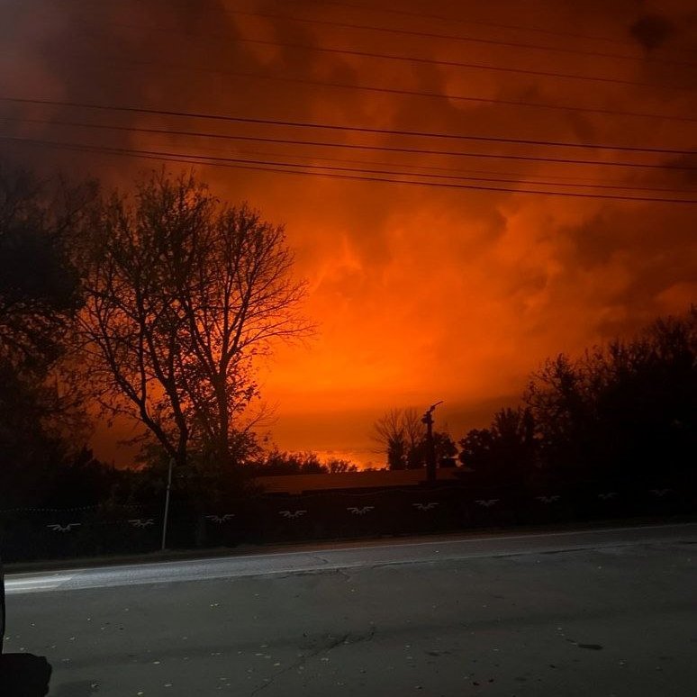 Image in @MarioNawfal's post: 🇺🇦🇷🇺 Zelensky said Ukraine was done holding back, and a Russian refinery is already on fire.
A maj…