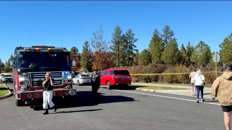 Image in @MarioNawfal's post: 🚨🇺🇸 A random bystander took down the Oregon school shooter in under three minutes... in a district …