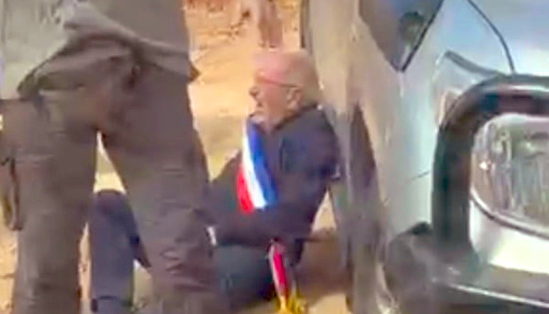 Image in @MarioNawfal's post: 🇮🇱🇪🇺 Masked ISRAELI SETTLERS now ATTACKED EUROPEAN DIPLOMATS in the West Bank?!
Diplomats from Fra…