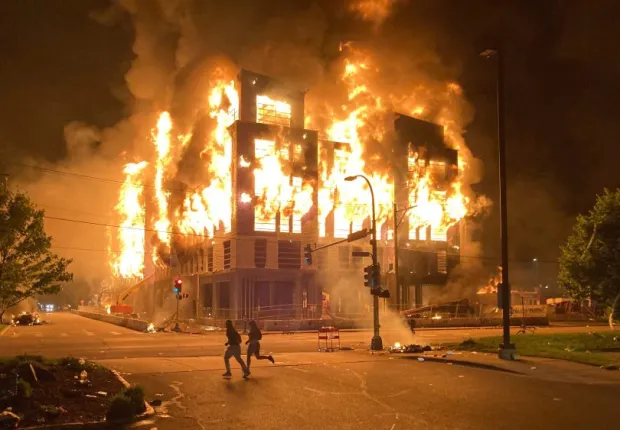 Image in @bulkeley_john's reply: @MarioNawfal Reminds me of the even worse George Floyd riots of 2020 in the US. Pro tip to France: …