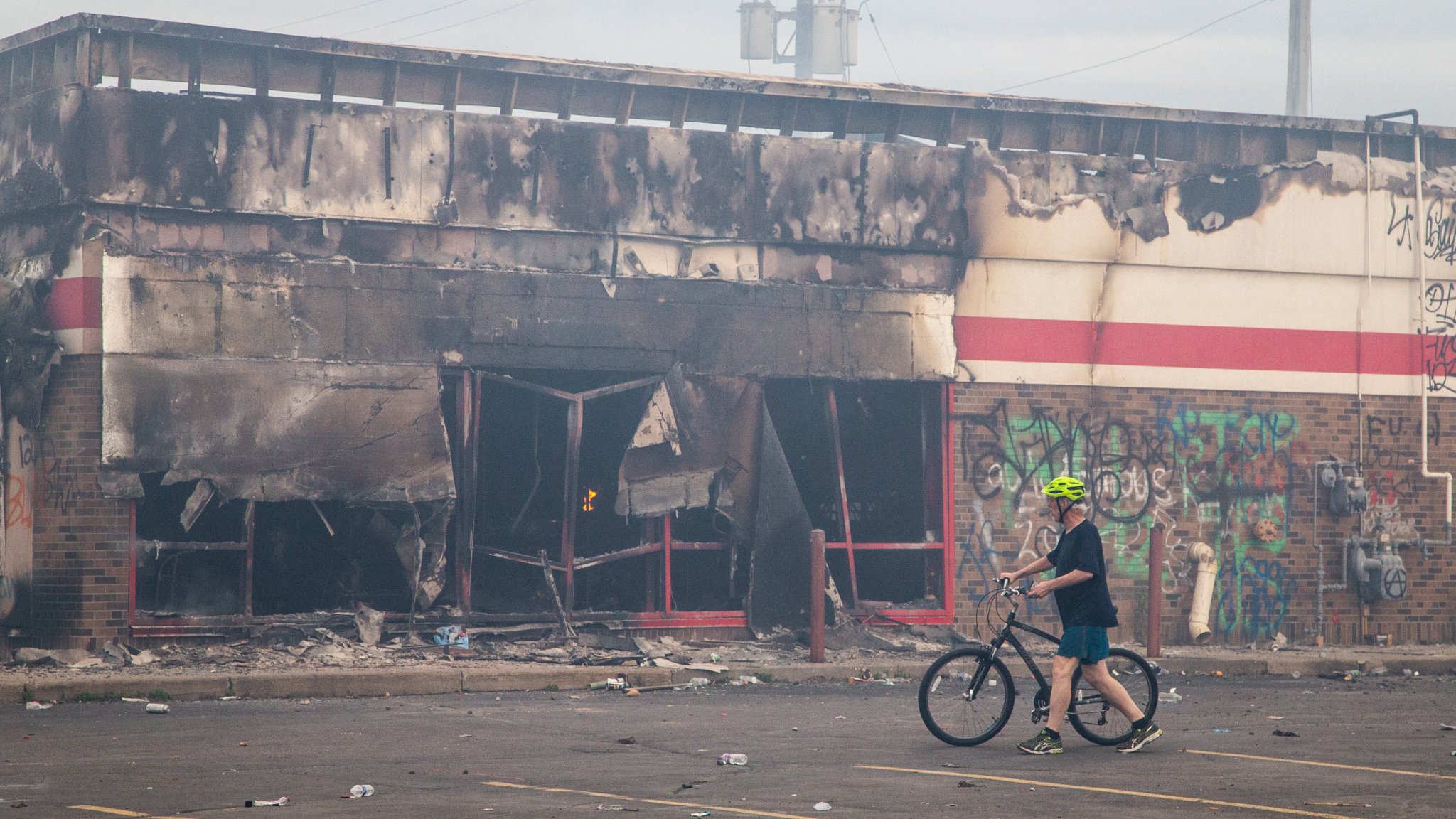 Image in @bulkeley_john's reply: @MarioNawfal Reminds me of the even worse George Floyd riots of 2020 in the US. Pro tip to France: …