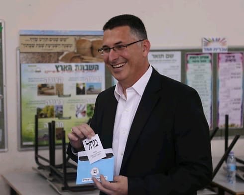 Image in @gidonsaar's post: @yashar_eisenkot מנליס, אל תענה במקום גדי.
זה לא ״ישר״ לשקר. https://t.co/mxHyGKAth1